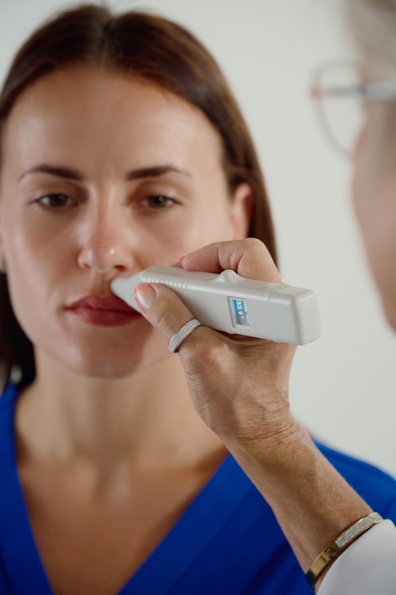 The CRT LifeScan probe placed beside the patient's nose during a measurement